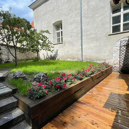 Historic Apartment With Private Garden In Old Town Талин Екстериор снимка