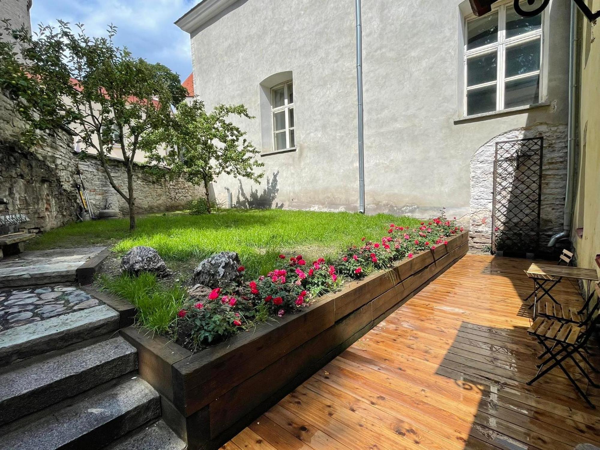 Historic Apartment With Private Garden In Old Town Талин Екстериор снимка