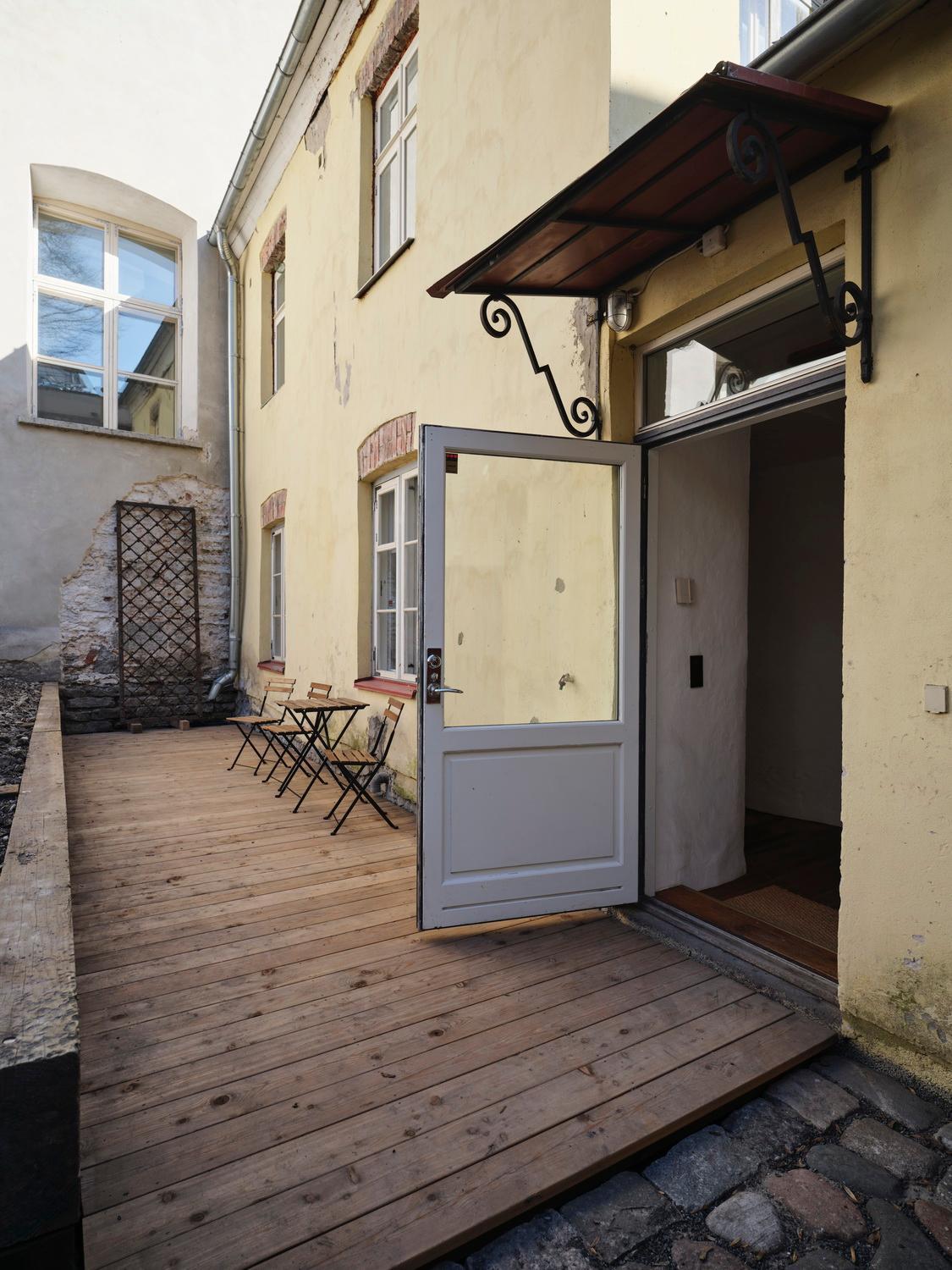 Historic Apartment With Private Garden In Old Town Талин Екстериор снимка